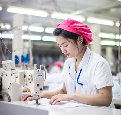 深圳定做衣服廠家生產車間